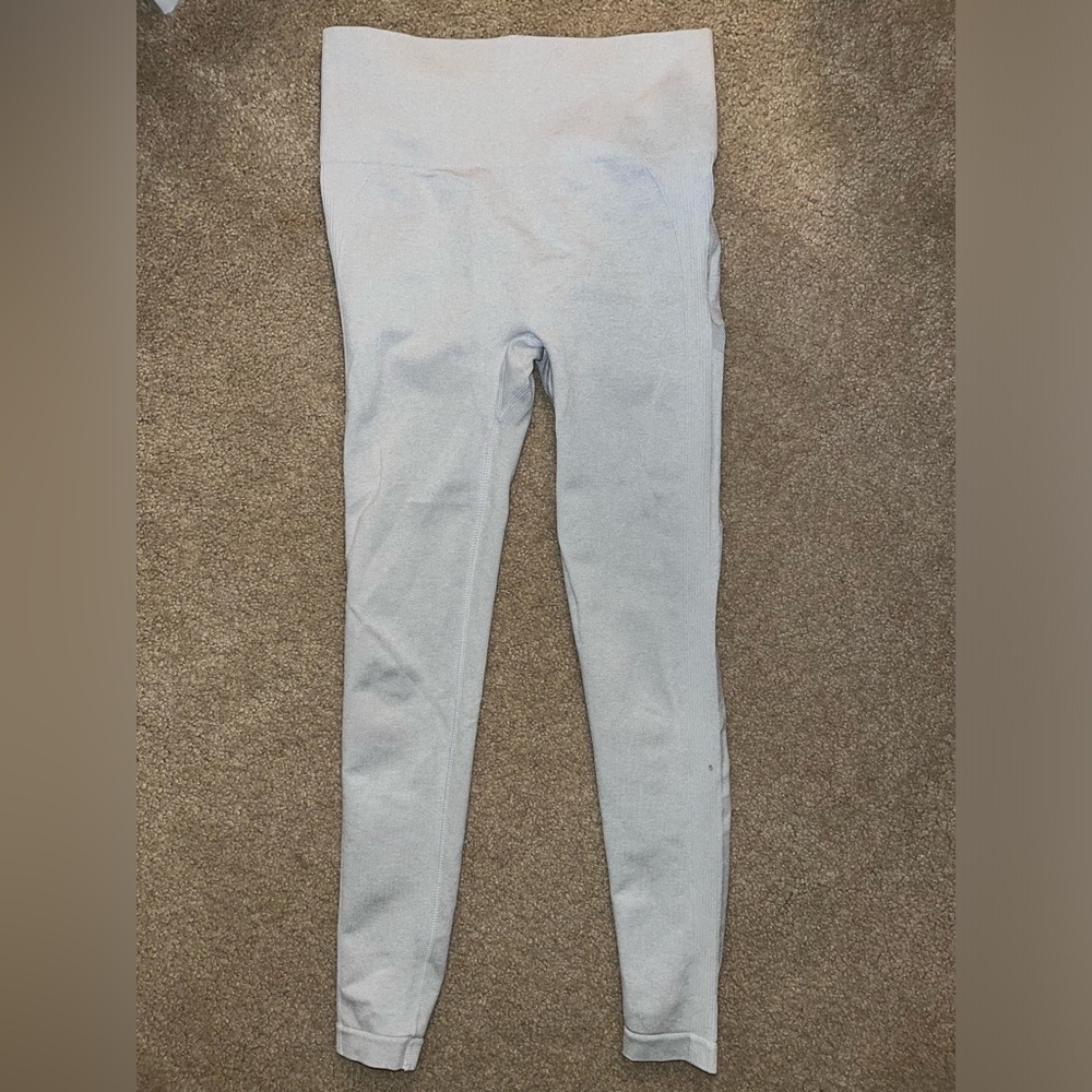 Light gray scrunch butt leggings